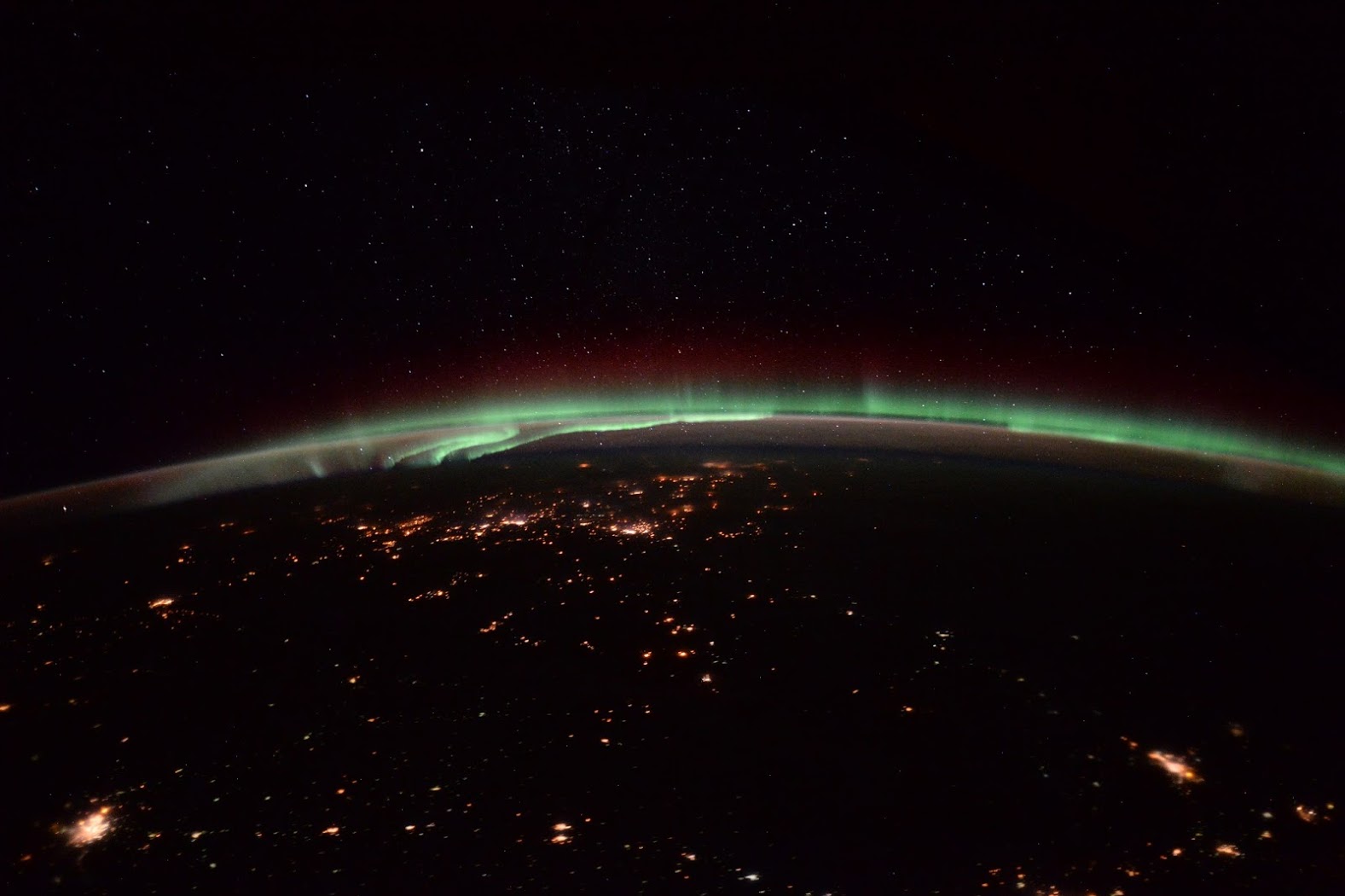 Green streaks Aurora - ISS - Jan31,2016.jpg