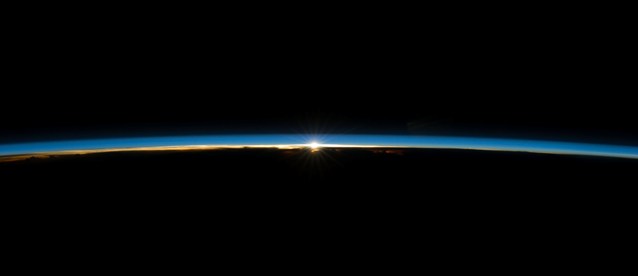File:Iss040e008179 earth's atmosphere .jpg