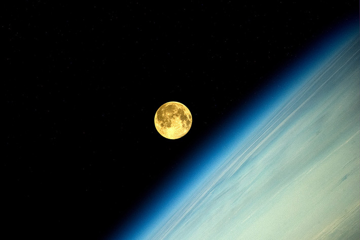 Supermoon moonset-Aug2014 ISS.jpg