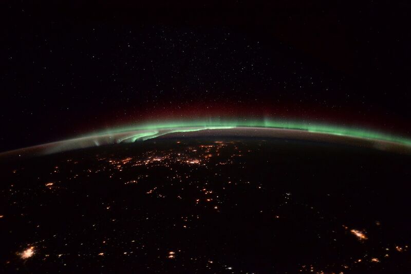 File:Green streaks Aurora - ISS - Jan31,2016.jpg