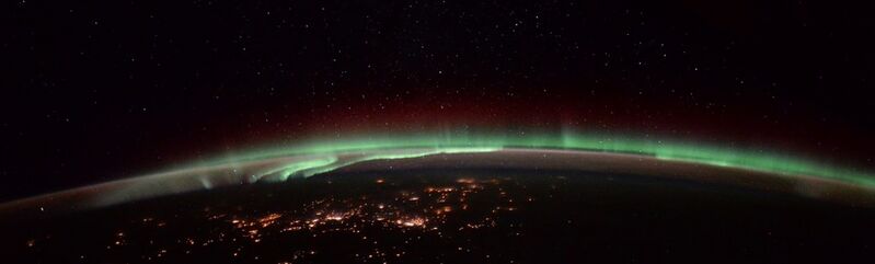 File:Green streaks Aurora 1160x350.jpg