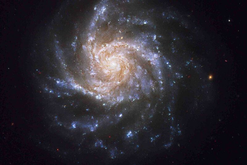 File:Hubble NGC-1376-22811500-2560-1705.jpg