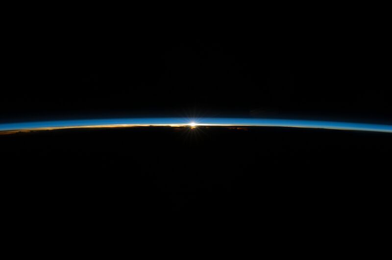 File:ISS 040e008179 earth's atmosphere l.jpg
